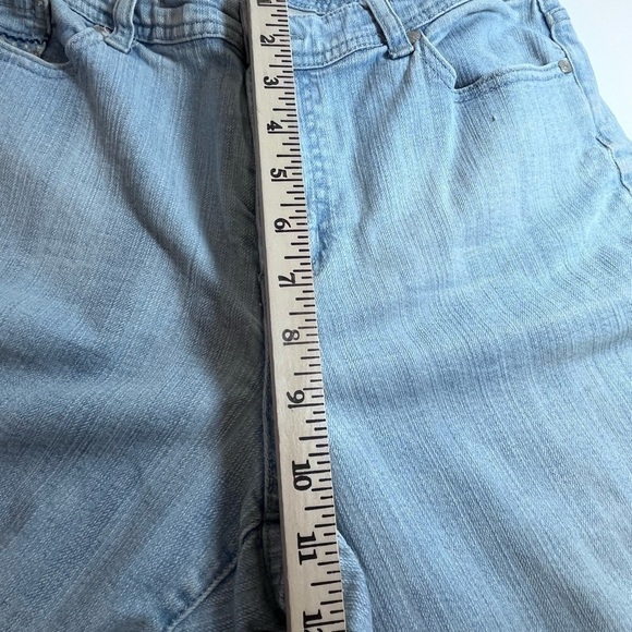 Chico's Women's Size 1.5 Blue Capri Cuffed Light Wash Cotton Blend Stretch Jeans - Picture 4 of 5